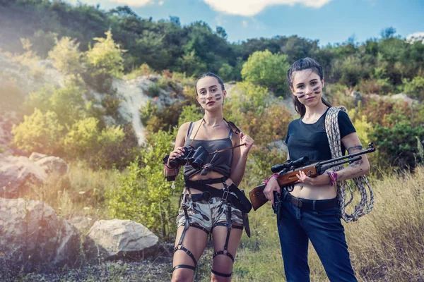 Twee Sexy Mooie Jonge Vrouwen Met Vuurwapens Natuur Avontuur — Stockfoto