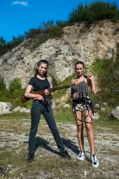 Två Sexiga Vackra Unga Kvinnor Med Skjutvapen Naturen Äventyr — Stockfoto