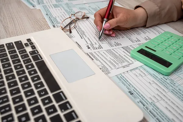 Vrouw Werken Met Belastingformulier 1040 Rekenmachine Laptop Kantoor Boekhoudkundig Concept — Stockfoto