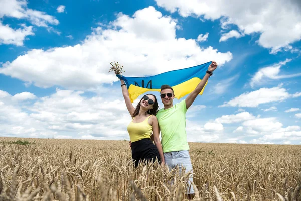 Molda Gelukkig Paar Met Vlag Van Ukraine Tarweveld Levensstijl — Stockfoto