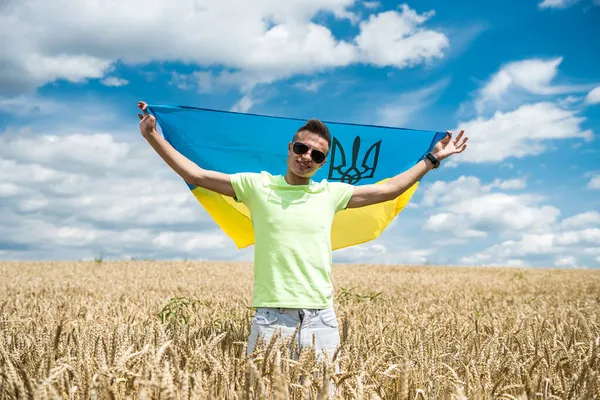 Man Met Oekraïense Vlag Tarweveld Zomer Levensstijl — Stockfoto