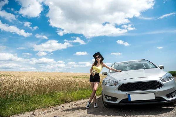 Porträt Einer Jungen Schönen Frau Die Neben Ihrem Auto Einer — Stockfoto