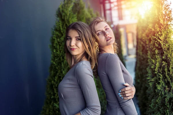 Moda Duas Mulheres Resto Vestido Cinza Olhe Para Câmera Exterior — Fotografia de Stock