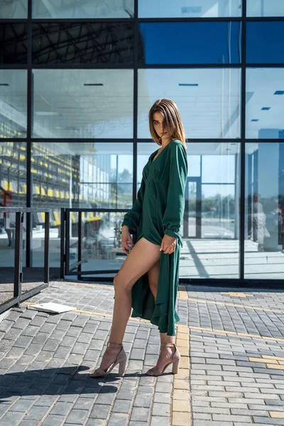 Mujer Moda Vestido Verde Cerca Edificio Moderno Vidrio Retrato Femenino — Foto de Stock