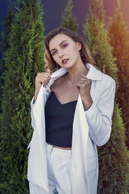 Eşkıyanın yanında, doğada rahatlayan genç bir kadının portresi.