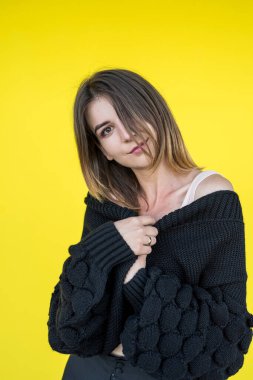 Sarı duvarın yanında güzel bir genç kadının portresi. Yaşam biçimi