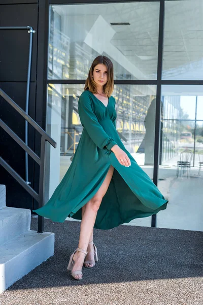Mode Kvinna Grön Klänning Nära Glas Modern Byggnad Elegant Kvinnligt — Stockfoto