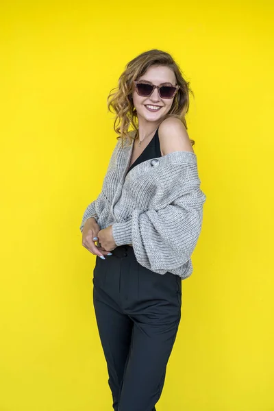 노랗게칠 스웨터를 야외에서 선글라스를 — 스톡 사진