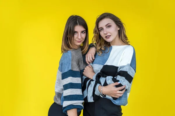Moda Kız Arkadaşları Arka Plan Olarak Sarı Duvara Örülmüş Modern — Stok fotoğraf