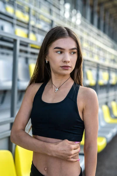 Mujer Joven Ropa Deportiva Está Sentado Una Silla Estadio Resr —  Fotos de Stock