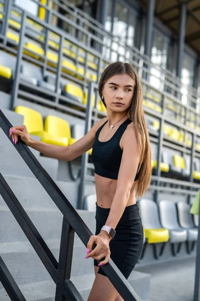 Ung Smal Kvinnlig Idrottsman Som Har Vila Afret Träning Sportkläder — Stockfoto