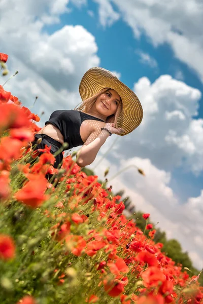 Kırmızı Gelincik Tarlasında Genç Bir Kızın Portresi Doğada Vakit Geçirmenin — Stok fotoğraf