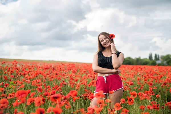 Mladá Štíhlá Žena Černém Krátkém Top Poli Kvetoucími Máky Svoboda — Stock fotografie