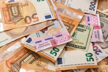 Farklı ülkelerden gelen para Hryvnia, dolar ve avro finansal geçmiş olarak 