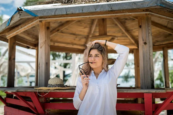 Día Verano Soleado Perfecto Para Las Vacaciones Mujer Relajarse Cerca — Foto de Stock