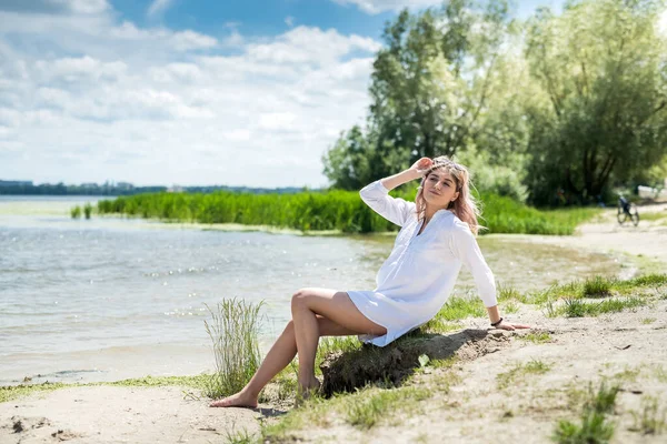 Jeune Belle Femme Robe Blanche Profiter Nature Près Lac Liberté — Photo