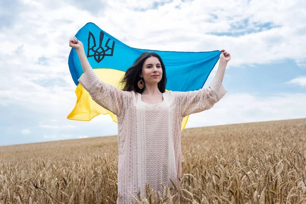 Mooi Meisje Met Vlag Van Oekraïne Die Vrije Tijd Doorbrengt — Stockfoto