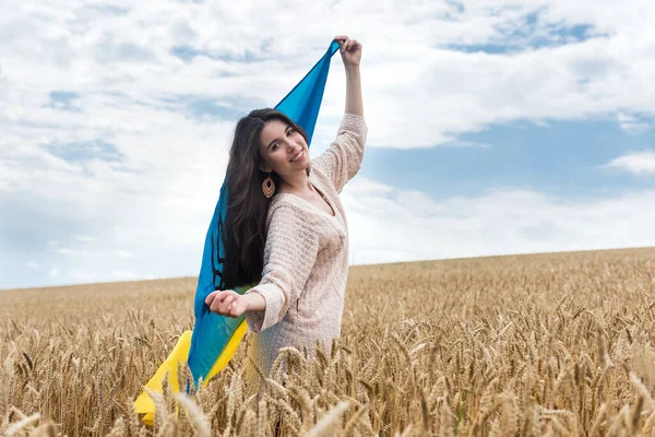 Chica Con Bandera Ucrania Camina Través Campo Trigo Maduro Paz —  Fotos de Stock