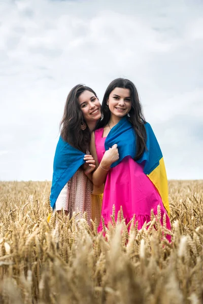 Duas Irmãs Bonitas Desfrutar Liberdade Campo Trigo Dia Verão — Fotografia de Stock