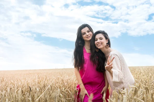 Dvě Krásné Sestry Mají Svobodu Pšeničném Poli Letní Den — Stock fotografie