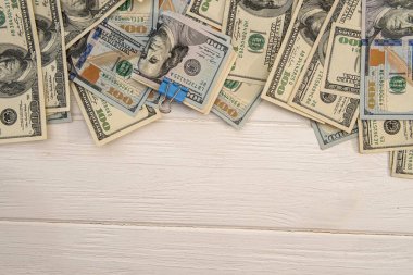 Bir yığın dolarımız, tasarruf konseptimiz.