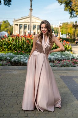 Makyajlı bir kadın şehir caddesinde yürüyor, yaz gününün tadını çıkar.. 