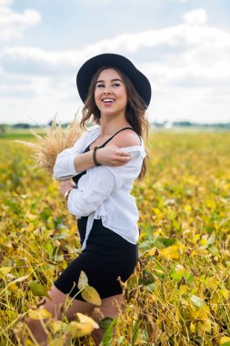 Yazın kırsal kesimde güzel bir bayan, mutlu bir yaşam tarzı var.