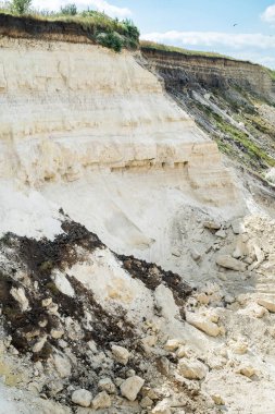 Yazın kum ocağında madencilik. taş