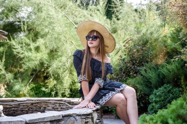 Doğada giyinmiş güzel kadınlar için yaz zamanı.