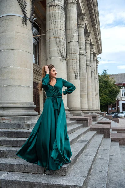 Elegancka Seksowna Kobieta Długiej Zielonej Sukience Pozująca Pobliżu Miejskiej Kolumny — Zdjęcie stockowe