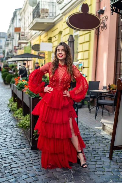 Красивая Стильная Брюнетка Женщина Позирует Красном Платье Фоне Города — стоковое фото