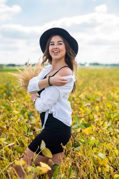 Yazın kırsal kesimde güzel bir bayan, mutlu bir yaşam tarzı var.