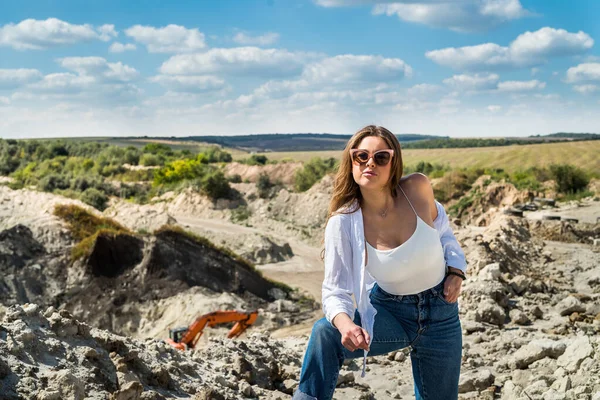 Modello Femminile Caucasico Posa Cava Sabbia Con Cielo Blu Estate — Foto Stock