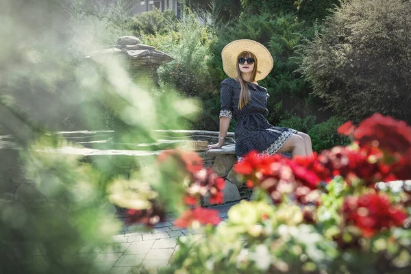 Kadınlar yaz mevsiminde dinlenir ve eğlenir.