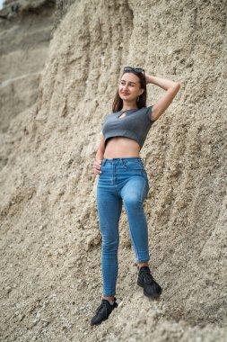 Kanyondaki kum duvarının yanında güzel bir kadının portresi.