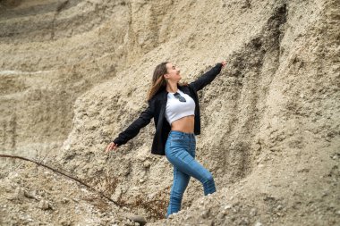 Genç bir kadın kum ocağında hafif egzersizler yapıyor. yoga. Doğada rahatlama. güneşli bir gün