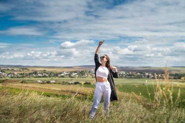 Yazın yeşil tarlada güzel beyaz kadın portresi. Yaşam biçimi