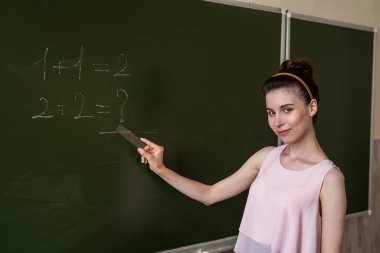 İlkokul öğretmeni tahtaya bir tane daha ekliyor. İlkokul