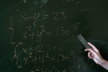 Genç kız öğrenci tahtaya matematik formülleri yazdı, eğitim konseptine. 