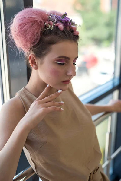 Retrato Lujo Mujer Joven Con Maquillaje Moda Flores — Foto de Stock