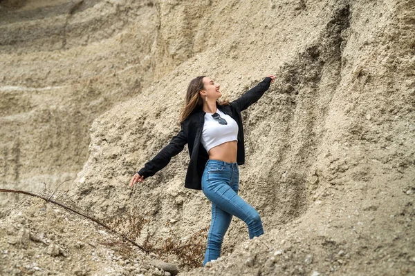 Genç bir kadın kum ocağında hafif egzersizler yapıyor. yoga. Doğada rahatlama. güneşli bir gün