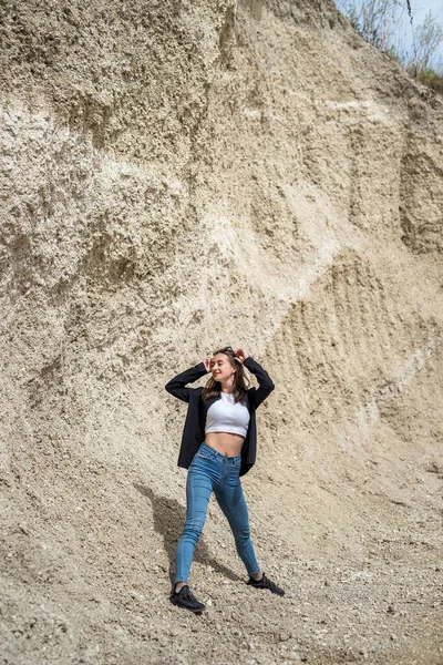 Yaz mevsiminde, taş ocağında güzel bir genç kadın. macera