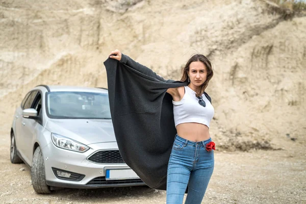 Femme Élégante Debout Près Voiture Profiter Liberté Dans Nature Dehors — Photo