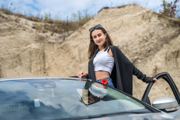 Hübsches Junges Mädchen Posiert Sommerurlaub Einem Sandsteinbruch Neben Dem Auto — Stockfoto