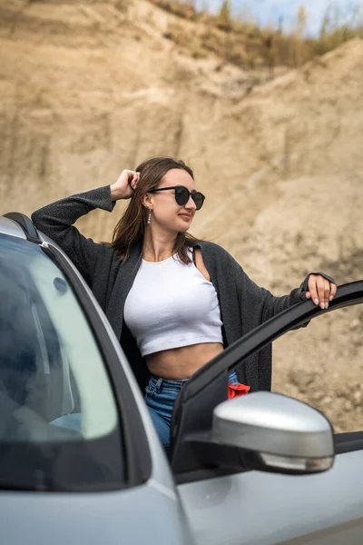 Junge Sexy Schlanke Frau Posiert Ihrem Auto Auf Der Straße — Stockfoto