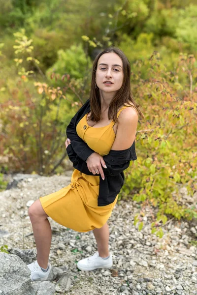 Retrato Uma Bela Jovem Mulher Floresta Outono Colorido Momento Romântico — Fotografia de Stock
