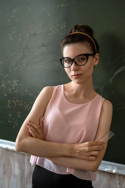 Slimme Vrouwelijke Student Die Schrijft Een Schoolbord Met Algebra Wiskundige — Stockfoto