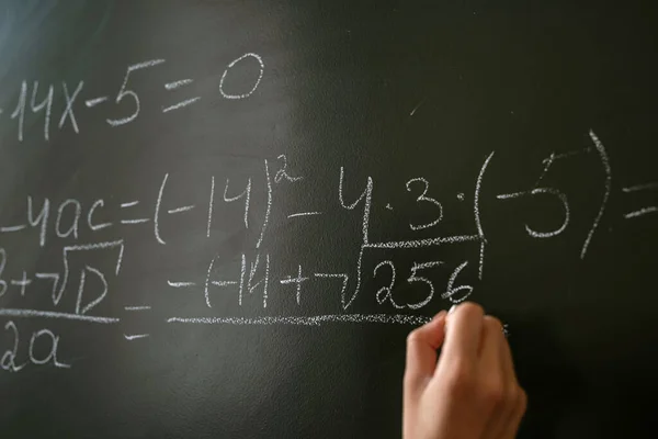 Guru Perempuan Yang Serius Menjelaskan Rumus Matematika Universitas Samping Papan — Stok Foto