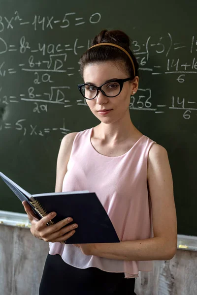 Junge Seriöse Lehrerin Erklärt Mathe Formeln Der Uni Neben Tafel — Stockfoto