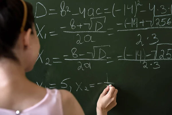 Ung Seriös Kvinnlig Lärare Förklara Matematik Formler Universitetet Bredvid Svarta — Stockfoto